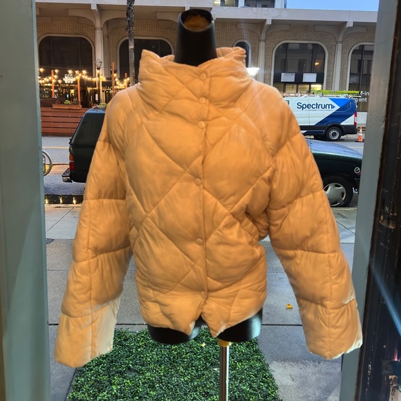 white creamy Dèluc puffer jacket size medium.